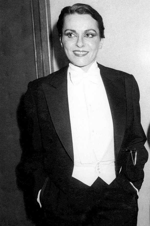 Susanne Widl als als erste Frau im Frack auf dem Wiener Opernball 1980